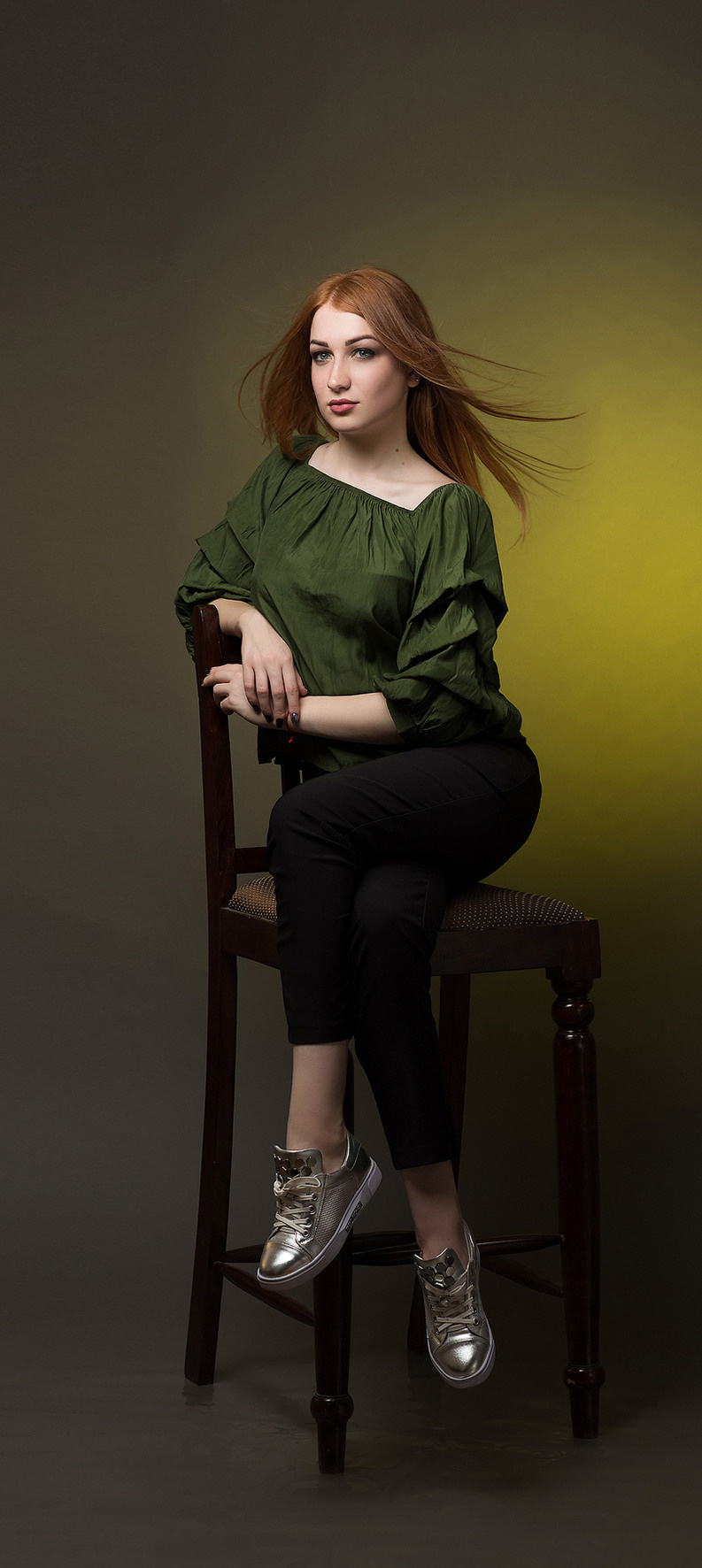 Фотосессия в фотостудии Темиртау. Девушка с развевающимися волосами. Серый фон.