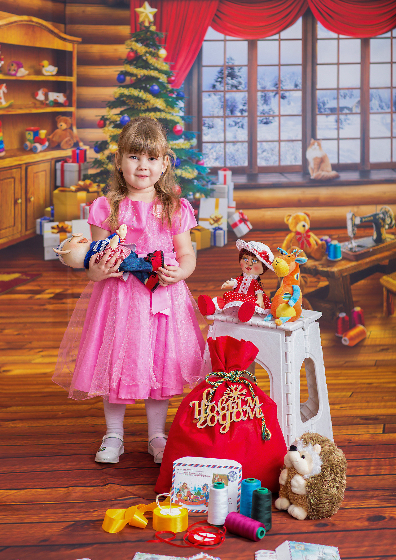 Тематическая выездная костюмированная фотосессия в детском саду Мастерская игрушек. Девочка и лошадка-качалка.