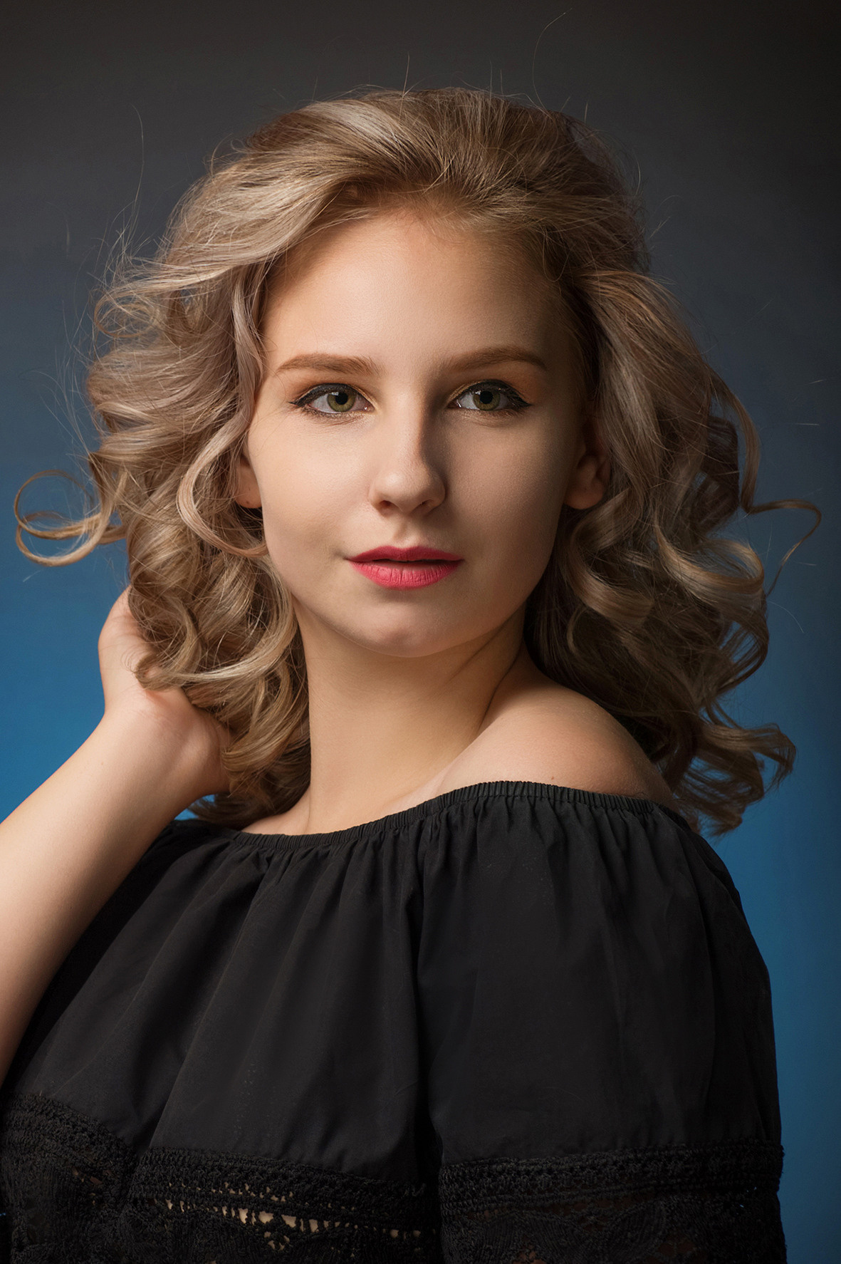 Портрет девушки на сером фоне