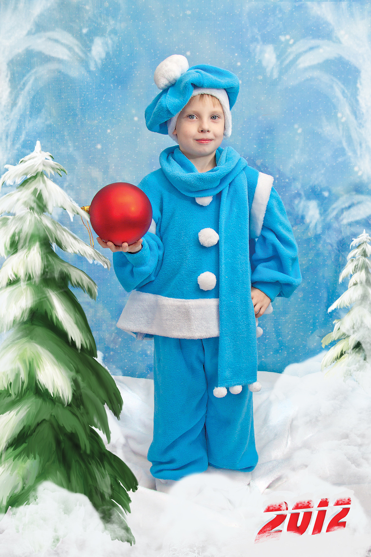 Тематическая выездная костюмированная фотосессия в детском саду на Новый год. Мальчик в костюме снеговика.