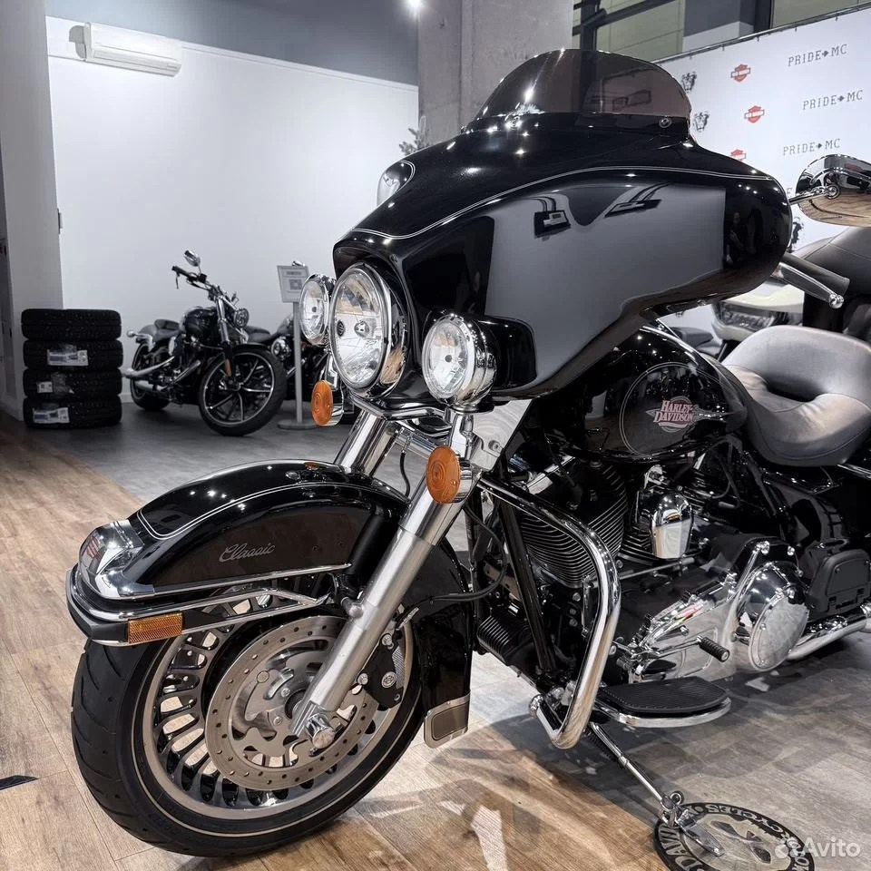 Купить Harley-Davidson 2010 HD Electra Glide (Vivid Black Double Stripe) (Touring) — подробнее на сайте. Hello Davidson, Москва. Только хорошие мотоциклы…