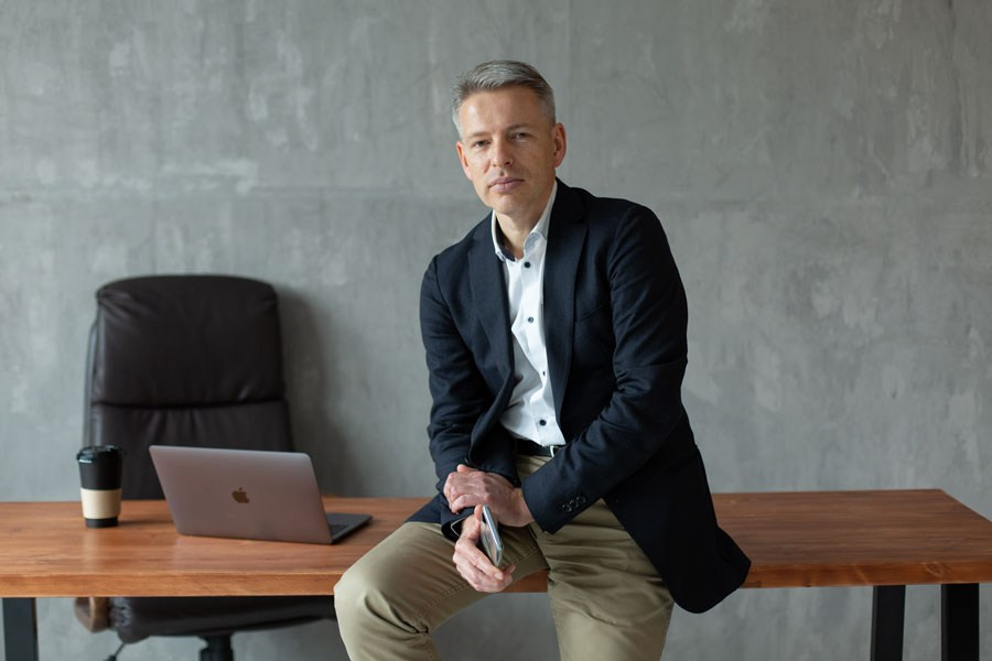 Деловой (бизнес) портрет. Фотостудия Алматы. Фотосъемка Алматы. Фотосессия Алматы. Фотокурсы. Обучение фотографии. Аренда студии