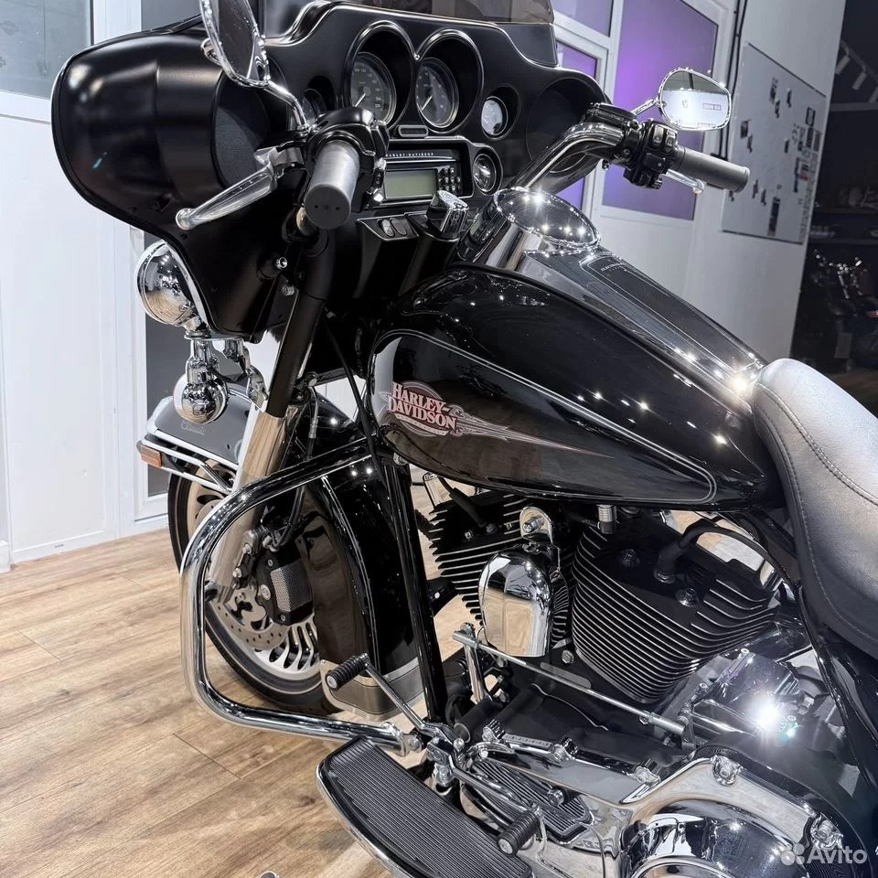 Купить Harley-Davidson 2010 HD Electra Glide (Vivid Black Double Stripe) (Touring) — подробнее на сайте. Hello Davidson, Москва. Только хорошие мотоциклы…