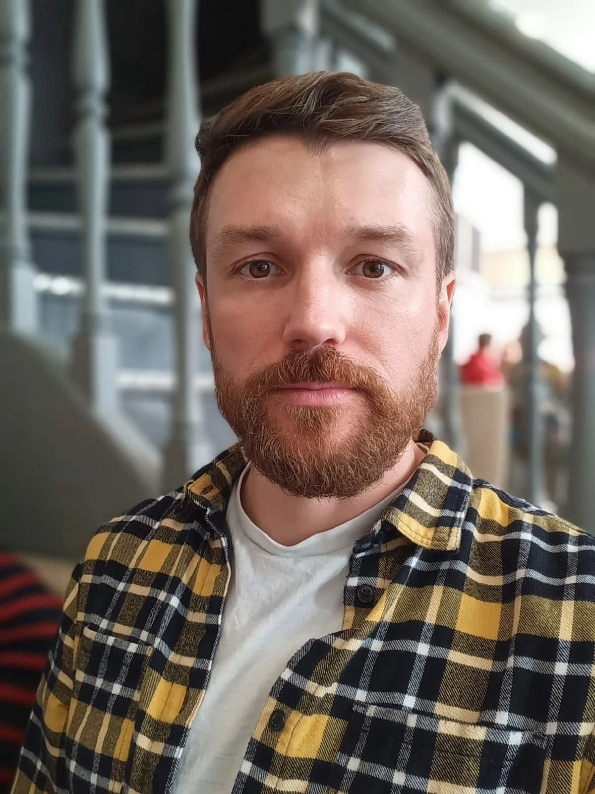 Портрет мужчины с бородой в клетчатой рубашке