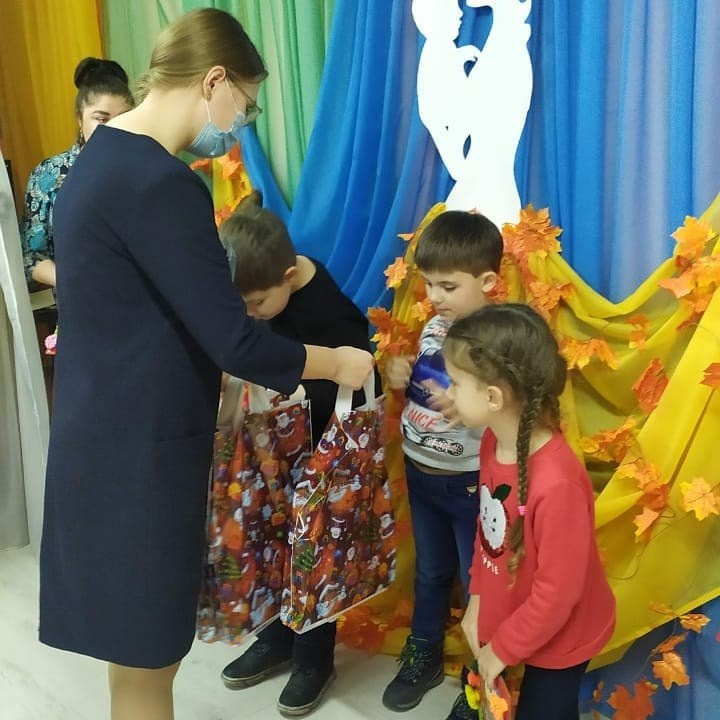 🎨✨ Предпраздничное творчество: Наши ребята создали фоторамки для любимых мам! ✨🎨