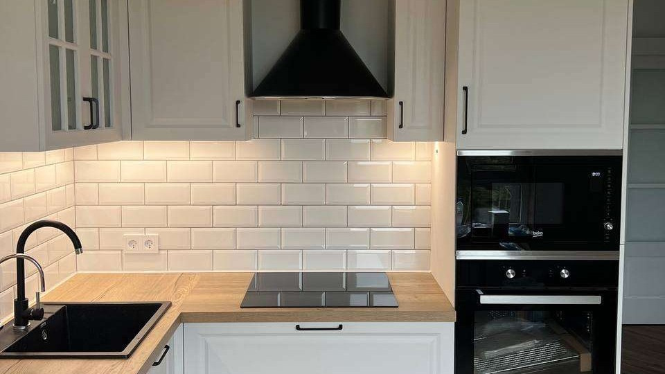 Светлая кухня со встроенной техникой