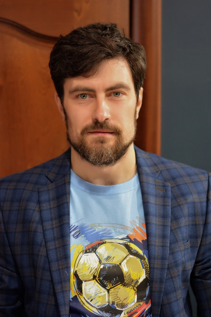 Портрет мужчины с короткой бородой с проседью в клетчатом пиджаке