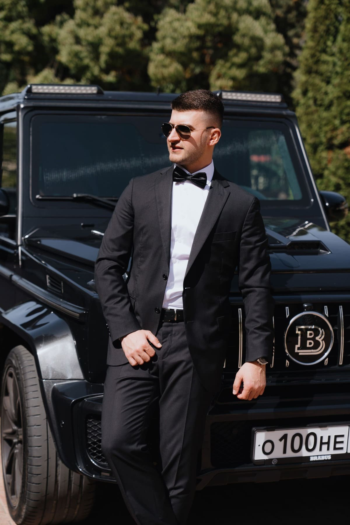 Стильный образ жениха, мужской свадебный портрет