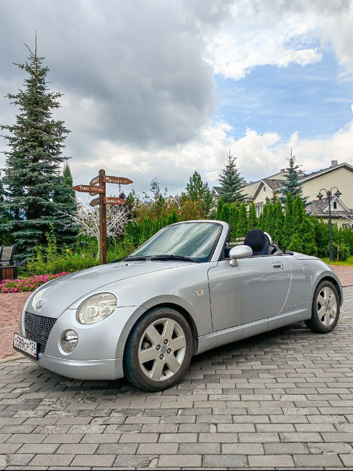красивый стильный родстер классический Daihatsu Copen кабриолет продам в Красноярске имиджевый автомобиль для мужчины и девушки со спортивным характером купить кабриолет в Сибири металлическая крыша складывается надёжная тойота купить автомобиль фотосессия фотограф в Красноярске покататься аренда прокат