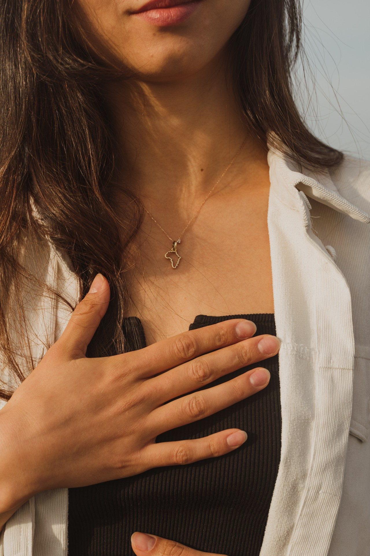 Снимок детали руки и ожерелье