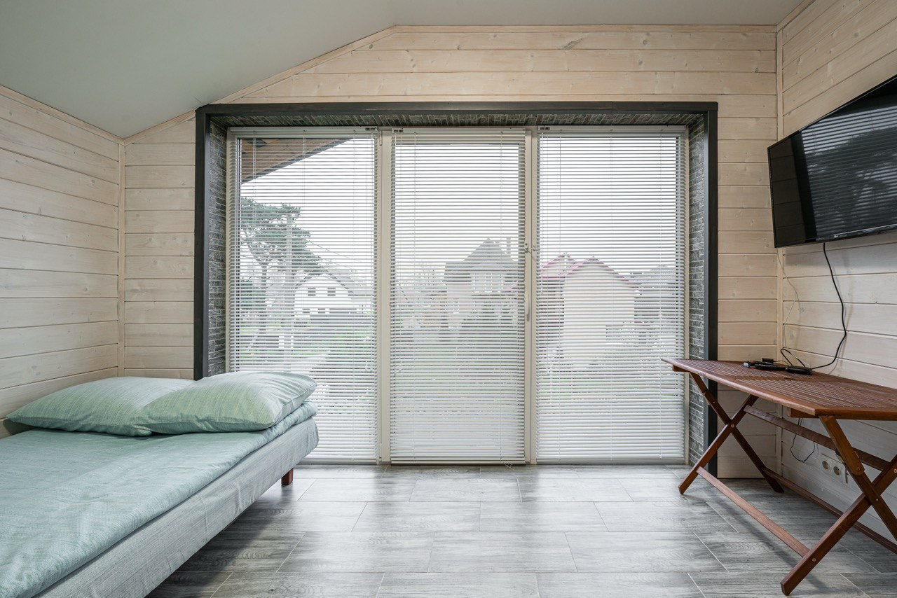 спальня с панорамным видом в коттедже Заостровье