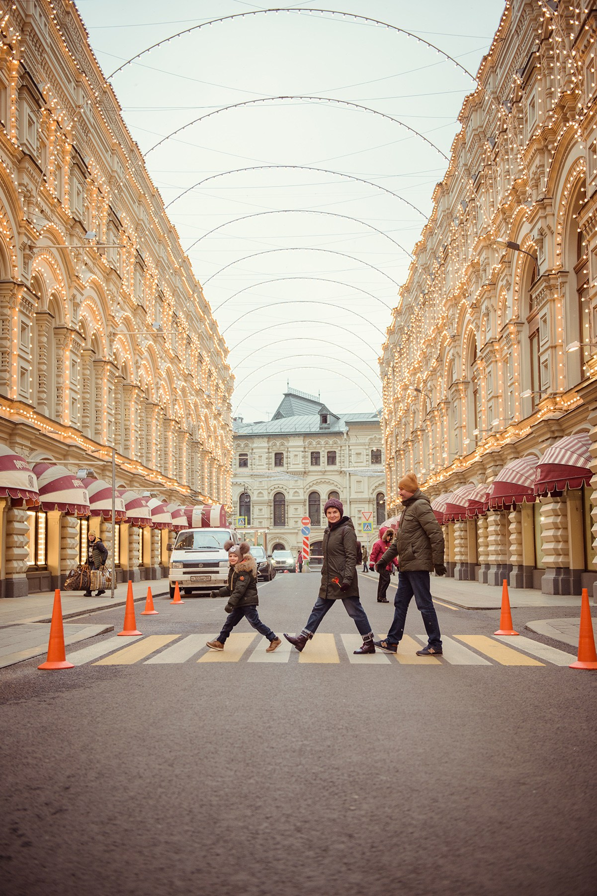 family photo shoot walking in the city. New Year Christmas photoshoot (Photographer in Edinburgh Elena Carruthers)