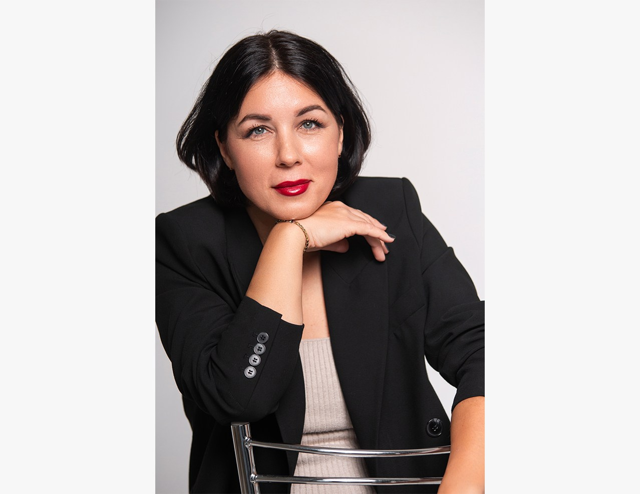 Элегантный студийный портрет от фотографа Богатырева Николая Николаевича – стильная фотосессия в черном платье и шляпе. Закажите профессиональную съемку в Мценске, Орле, Черни! Посетите BOGATYREVPHOTO.RU для создания вашего идеального образа!