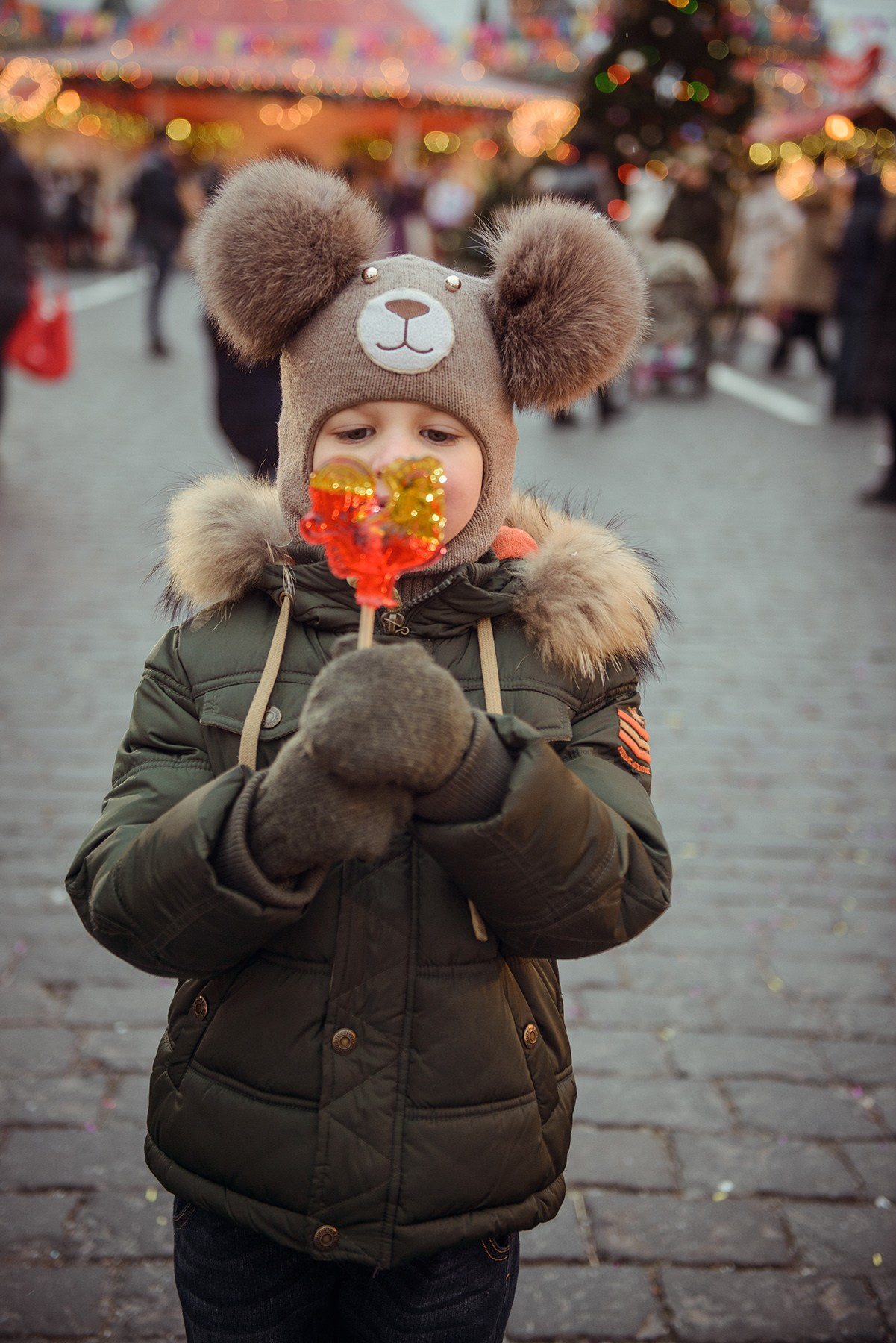family photo shoot walking in the city. New Year Christmas photoshoot (Photographer in Edinburgh Elena Carruthers)
