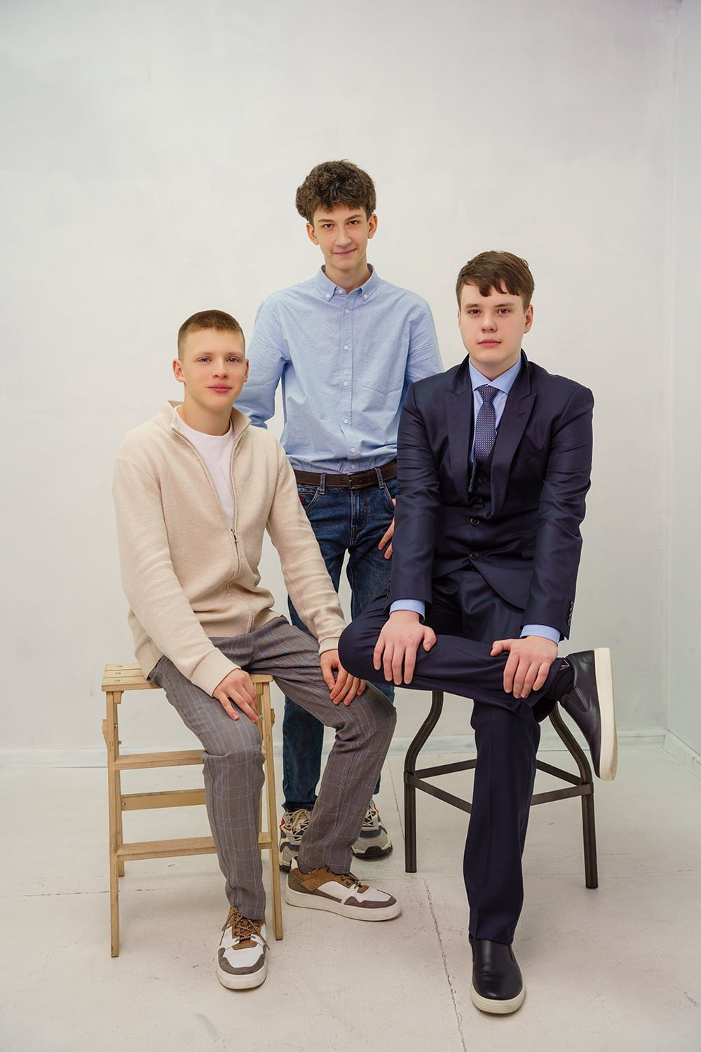 Фотосессия для выпускного альбома 9 класса в студии с цветными фильтрами. СИГМА | Студия выпускных альбомов Красноярск