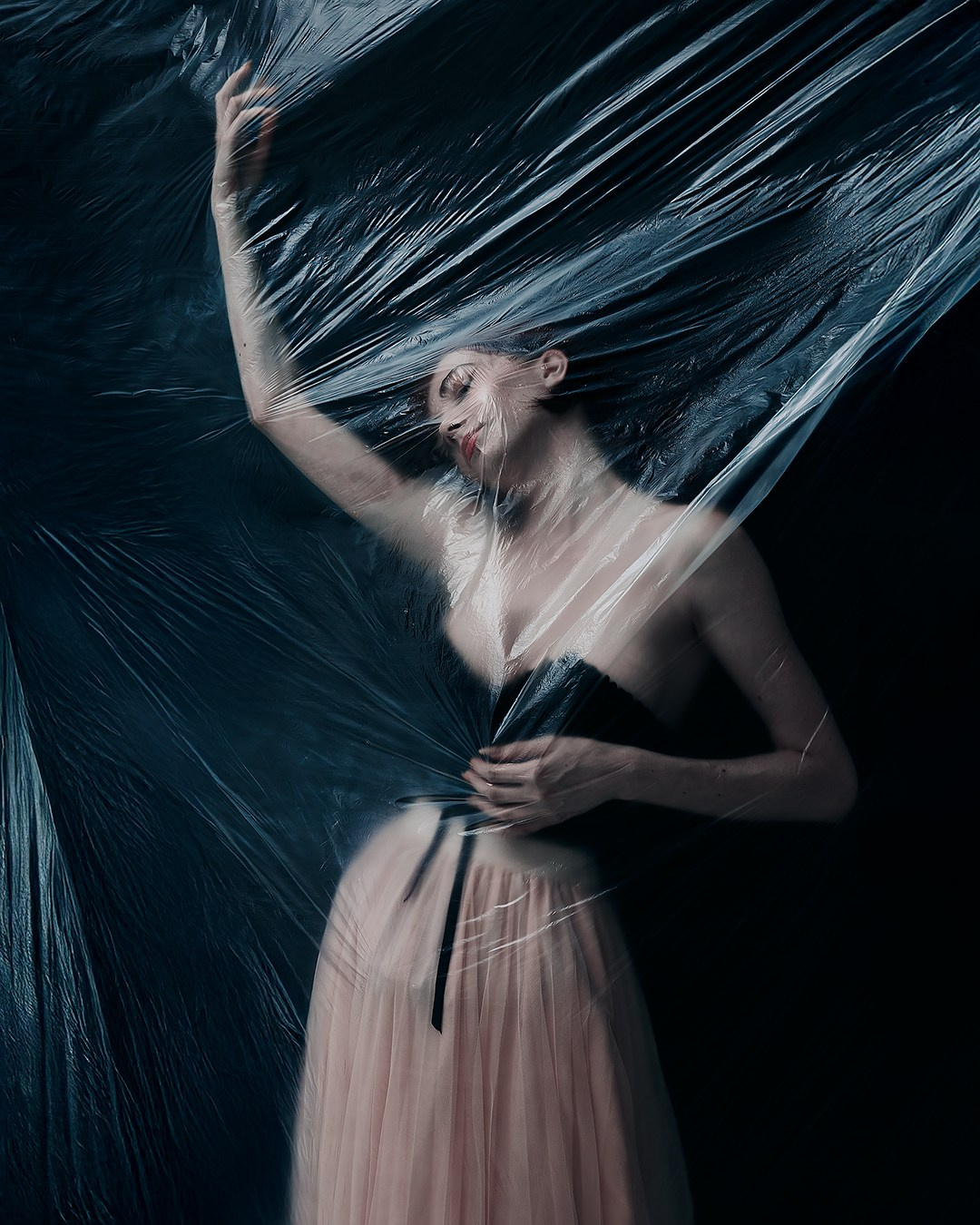 Девушка позирует в фотостудии с прозрачной плёнкой, творческая съемка Казань