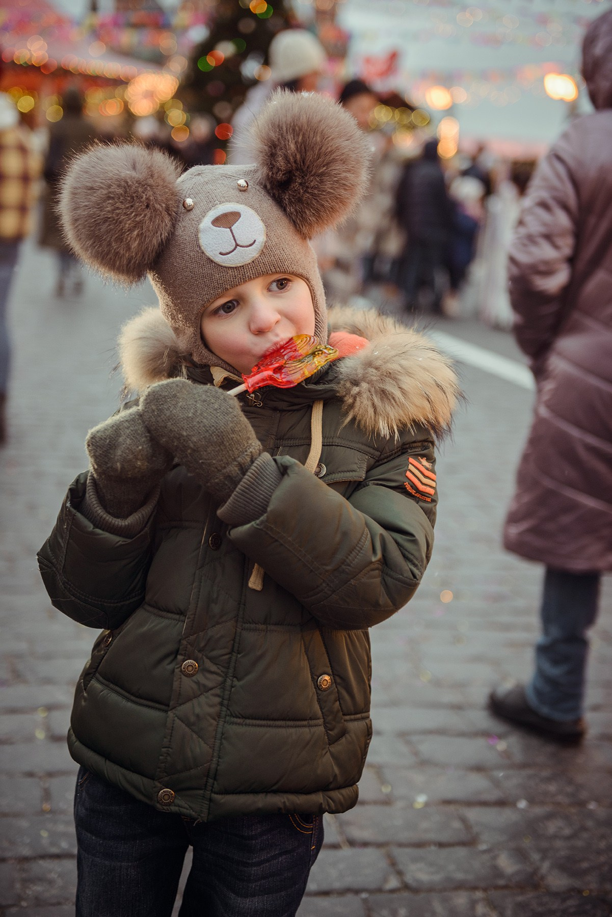family photo shoot walking in the city. New Year Christmas photoshoot (Photographer in Edinburgh Elena Carruthers)