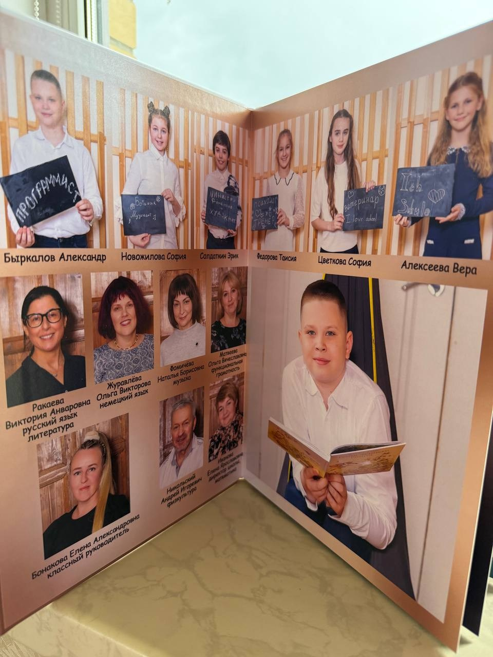 🎓 Школьные альбомы «под ключ» — без хлопот для родителей и школы! 📸. Фотостудия во Всеволожске. Подходит для всех творческих проектов