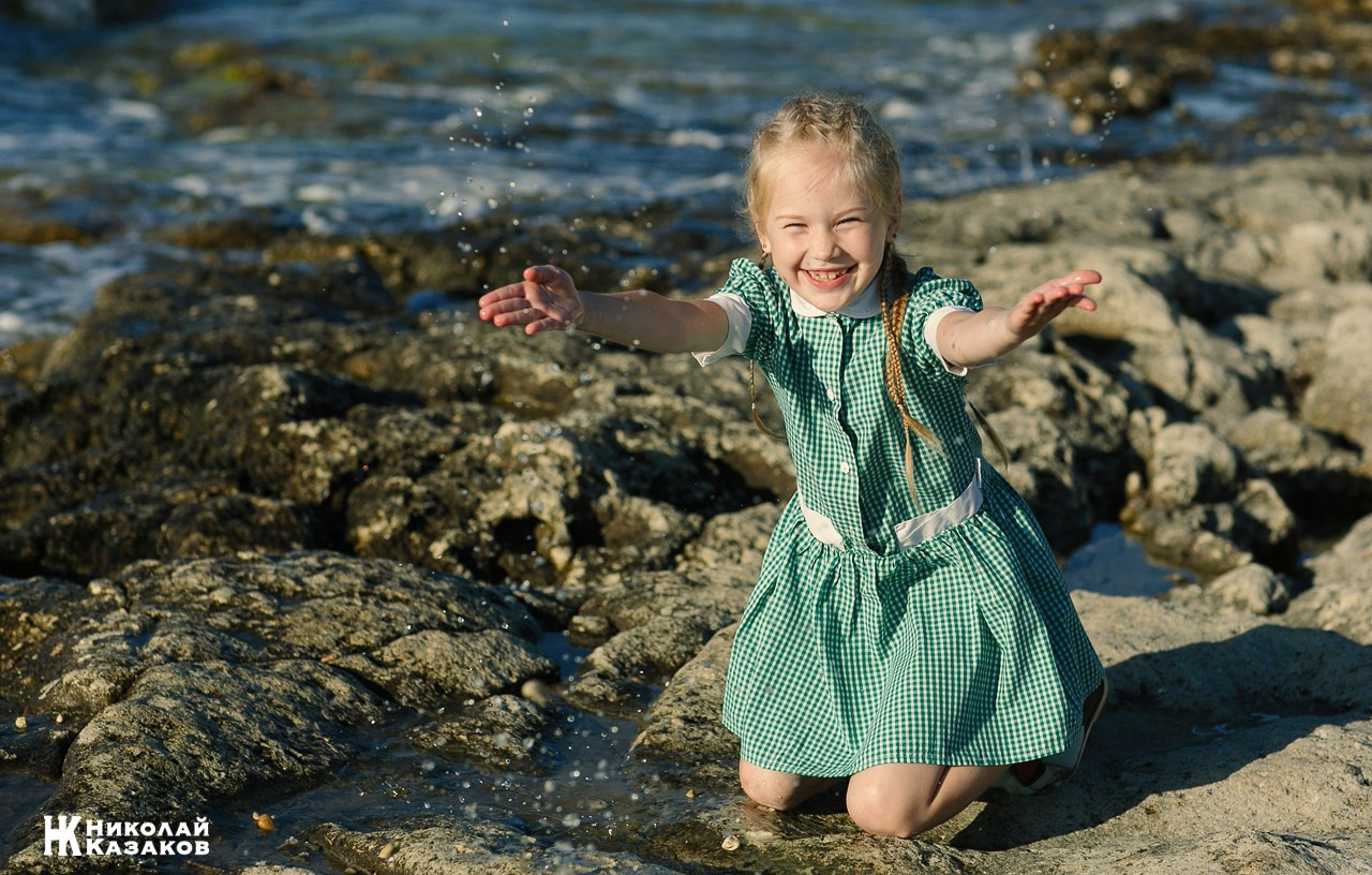 Детская фотосессия в поле на закате. Николай Казаков. Профессиональный фотограф. Преподаватель фотографии