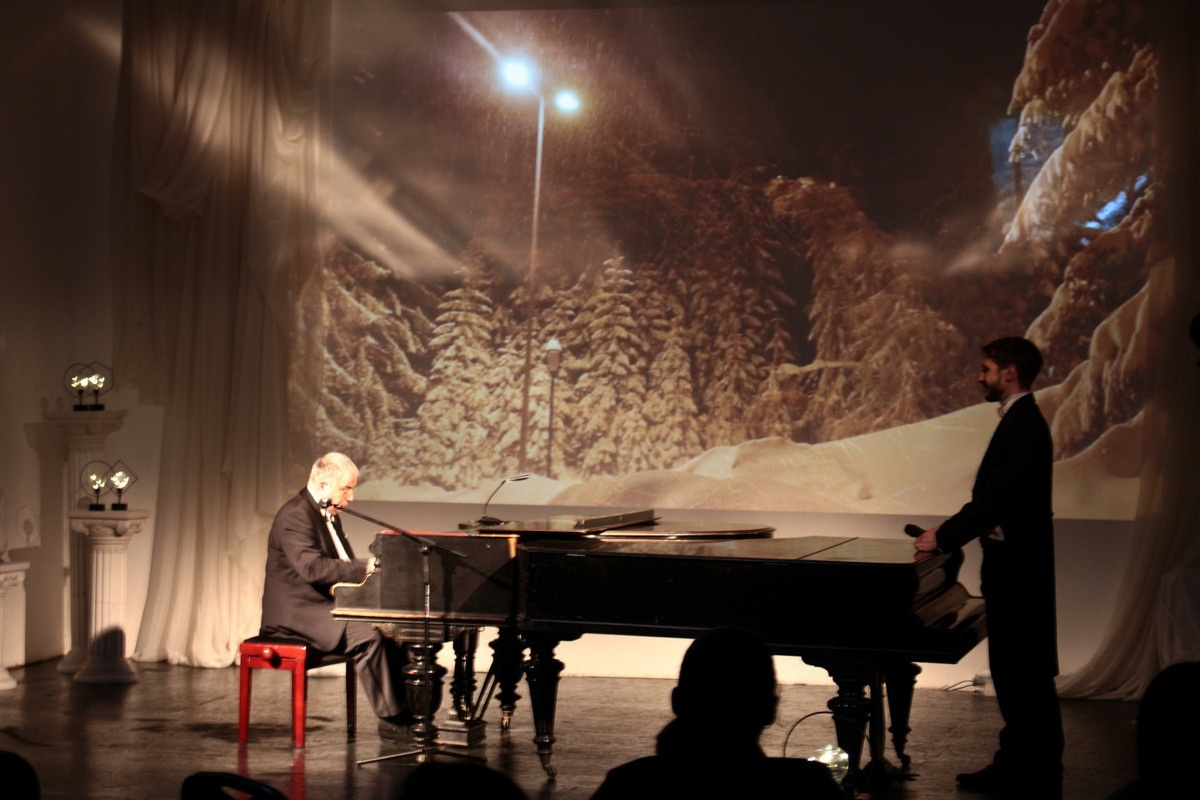 Кафе-шантан. Дом Шрёдера. Сцена из спектакля Никиты Францукова