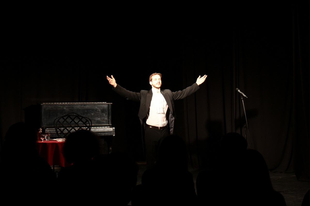 Кафе-шантан. Дом Шрёдера. Сцена из спектакля Никиты Францукова