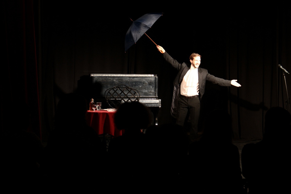 Кафе-шантан. Дом Шрёдера. Сцена из спектакля Никиты Францукова