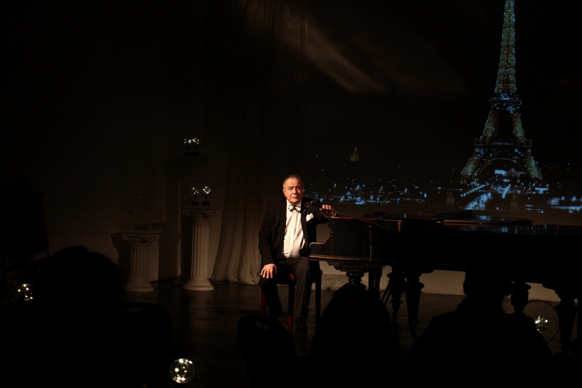 Кафе-шантан. Дом Шрёдера. Сцена из спектакля Никиты Францукова