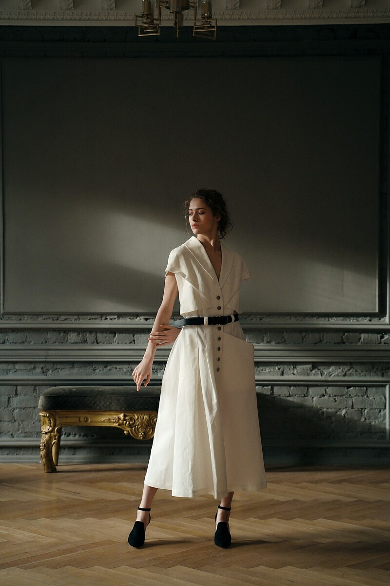 Lookbook-съёмка женского платья в светлой студии с элементами классического интерьера