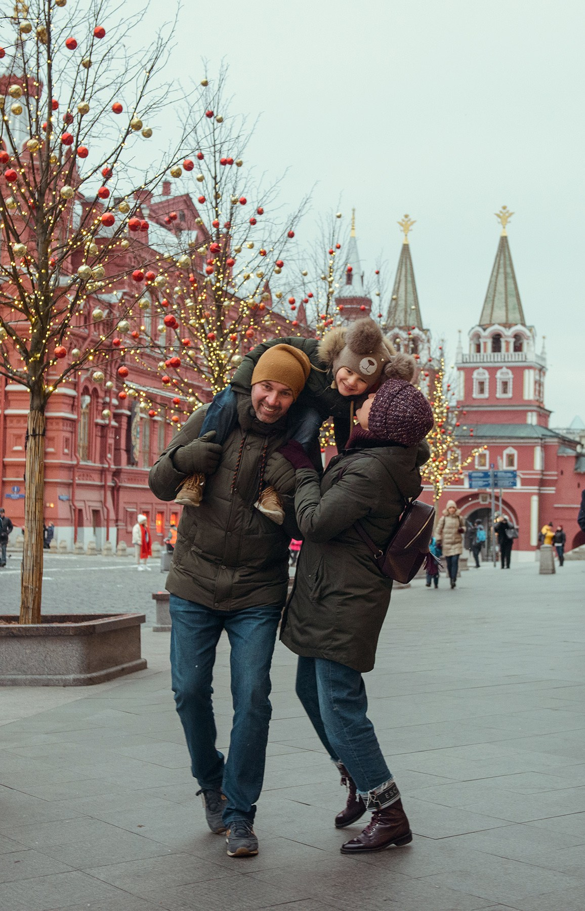 family photo shoot walking in the city. New Year Christmas photoshoot (Photographer in Edinburgh Elena Carruthers)