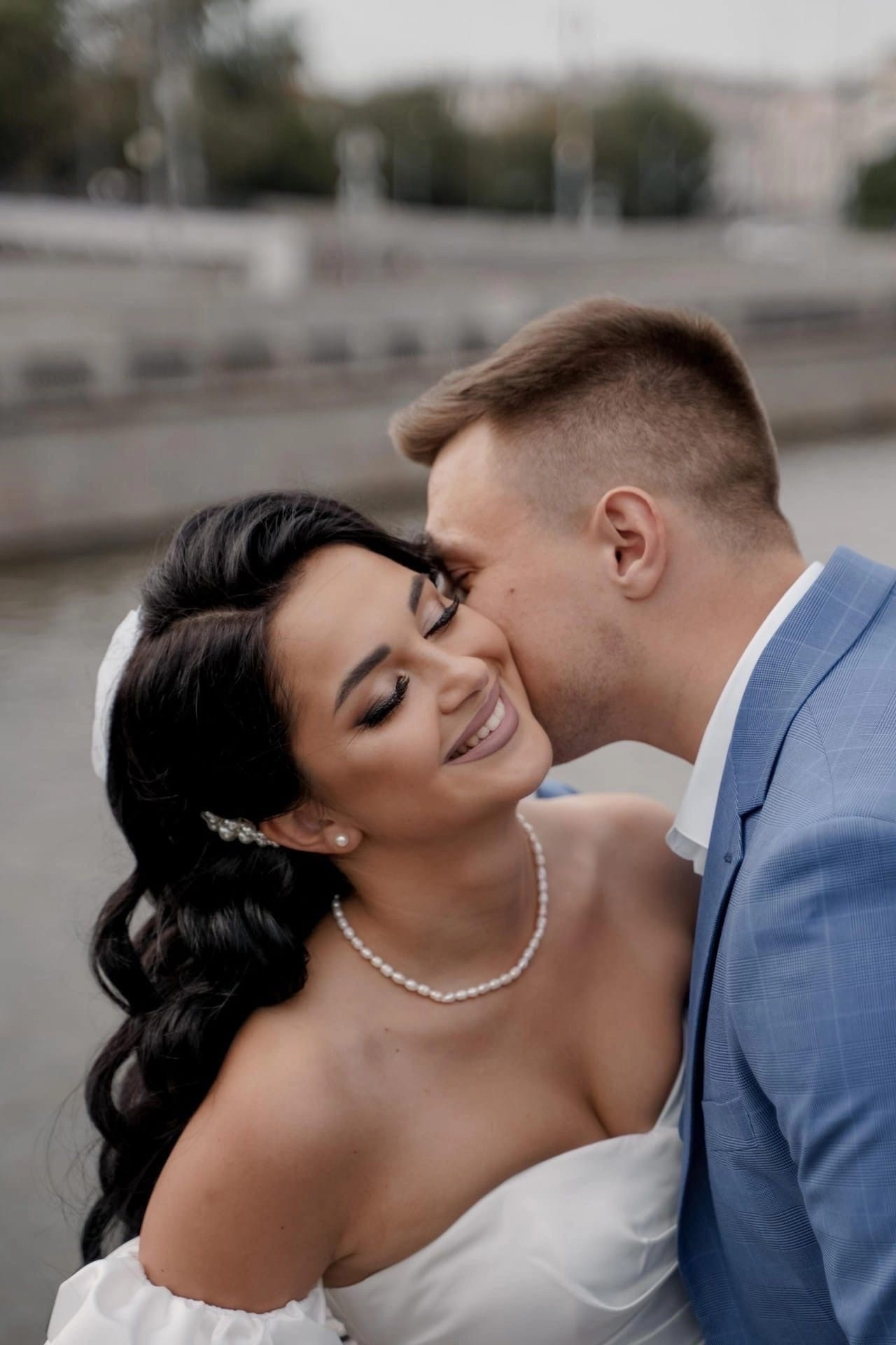 Свадебная прическа голливудская волна и выразительный макияж от свадебного стилиста студии Москвичка Кандаловой Елены