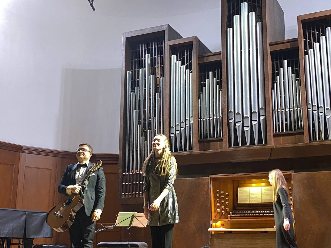 Концерт «Музыка в садах Испании, Аргентины и Франции» прошёл в Малом зале Московской консерватории. Дмитрий Бородаев