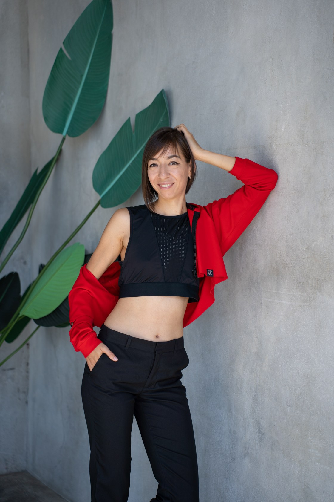 девушка в спортивном костюме в студии