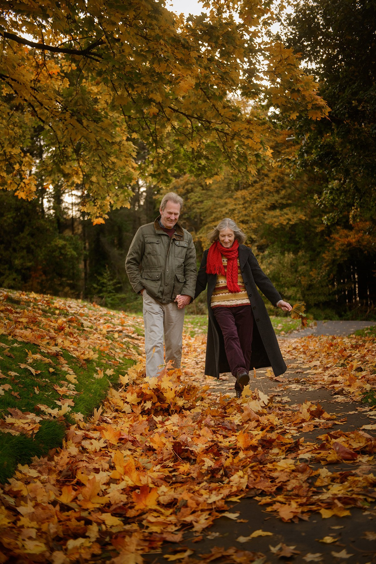 Photo session for a couple in a local autumn Scotland park. Elena Carruthers family photographer in Scotland (Edinburgh, Glasgow)