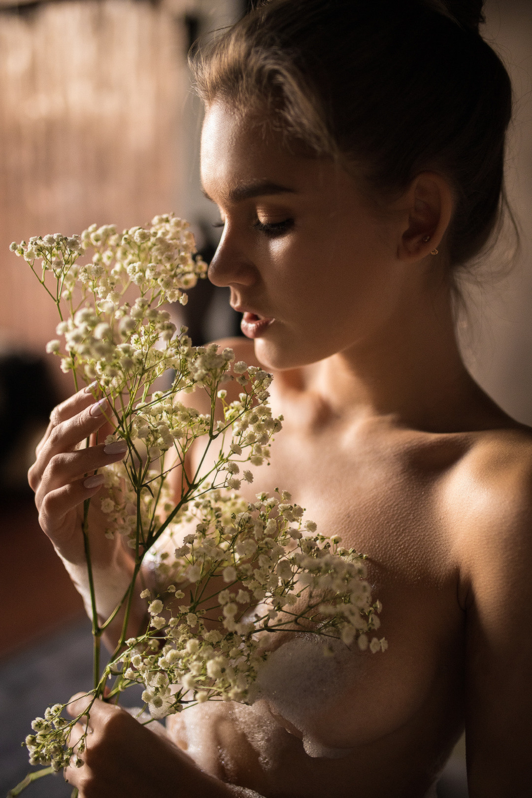 будуарная фотосессия с цветами в студии