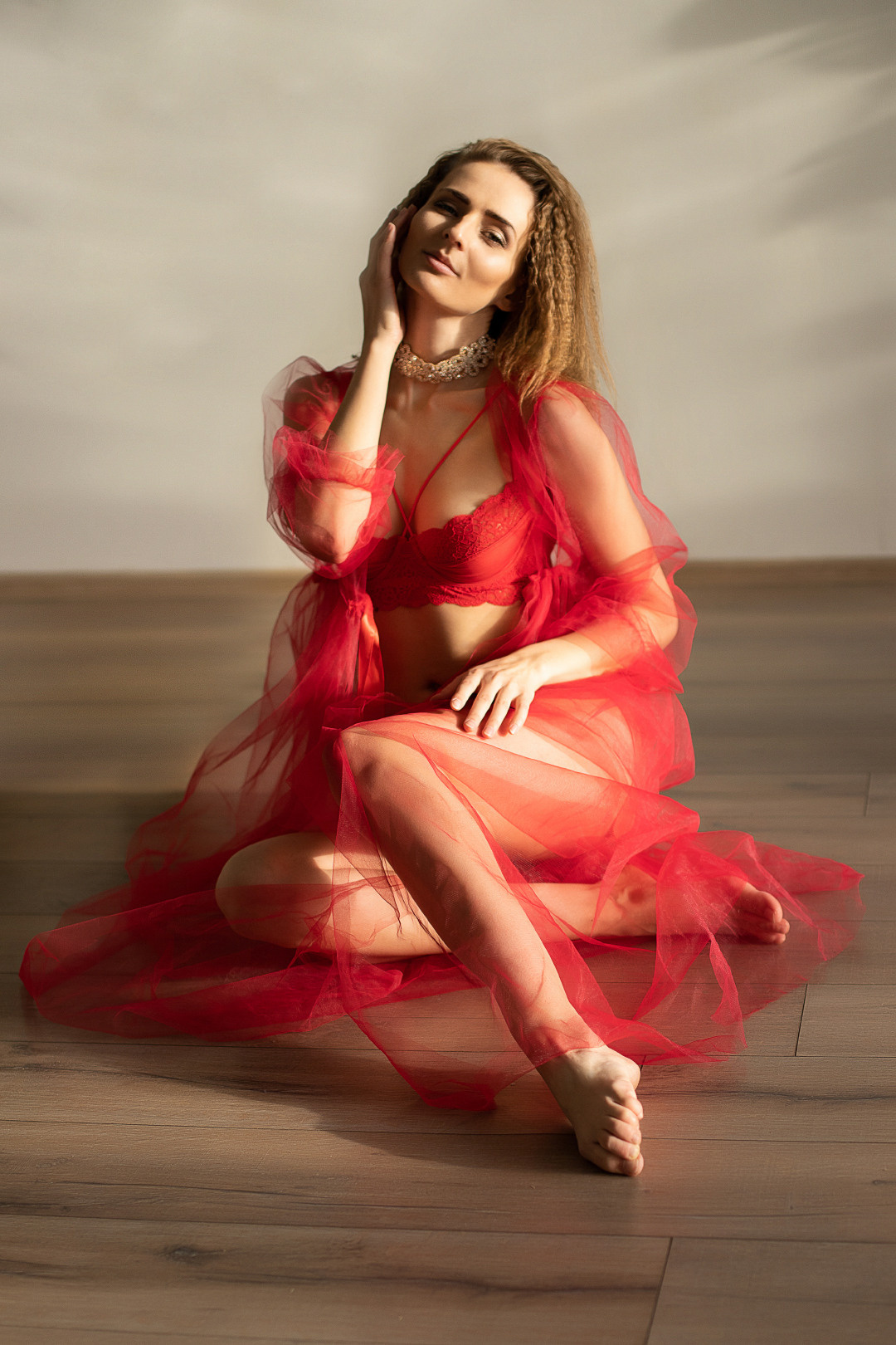 девушка в пеньюаре красном на фотосессии у фотографа в Москве