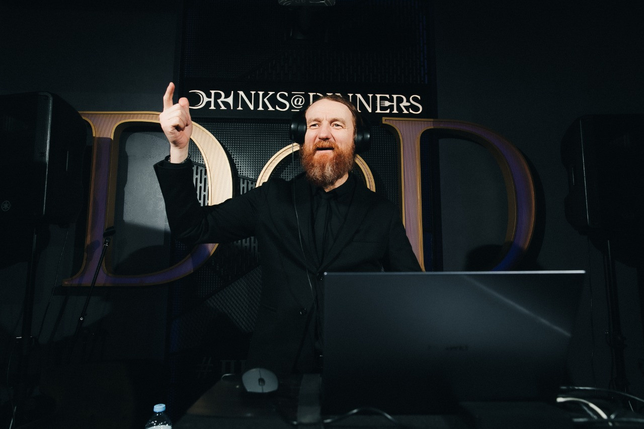 Познакомьтесь с диджеем Сергея Рябинина. Один из лучших event dj город. Ведущий на свадьбу, корпоратив и юбилей в Москве Сергей Рябинин