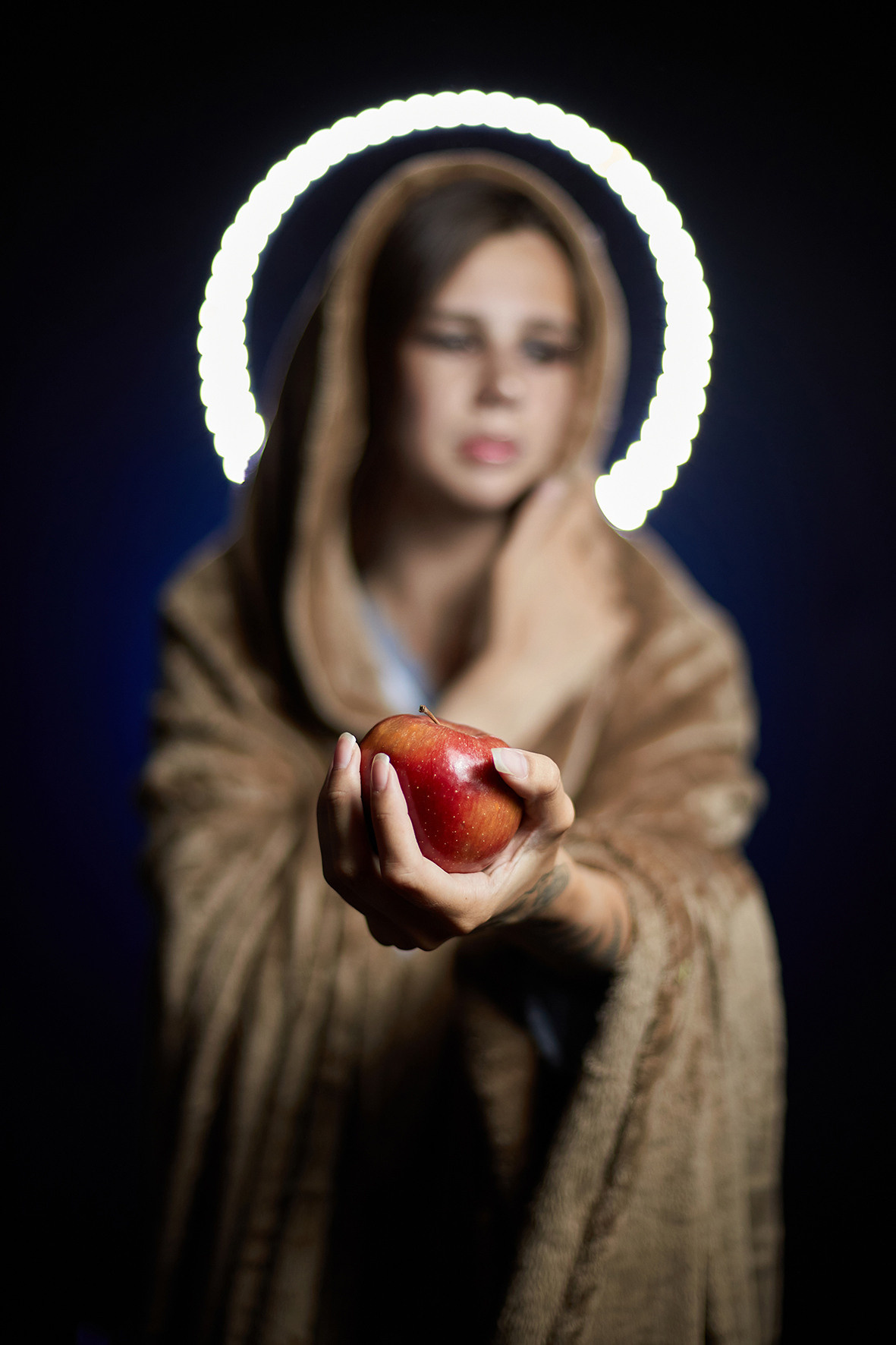 Девушка с нимбом в накидке с красным яблоком в руках. Фотограф. Тимашевск. Кубань. Краснодарский край. Москва. Фотограф в Москве.