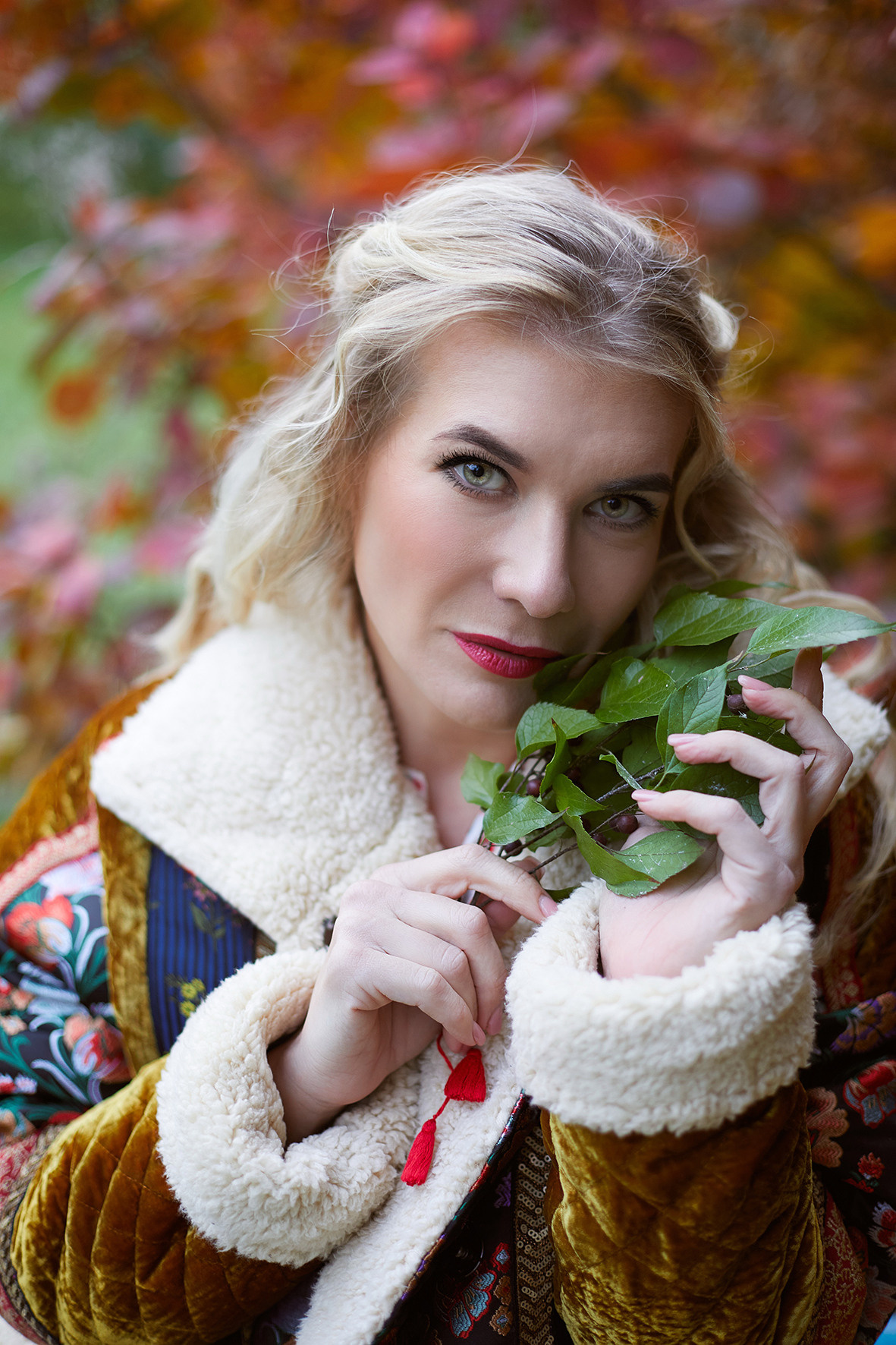 Красивая девушка в русском народном костюме в осеннем лесу. Тимашевск. Краснодарский край. Фотограф. Кубань.