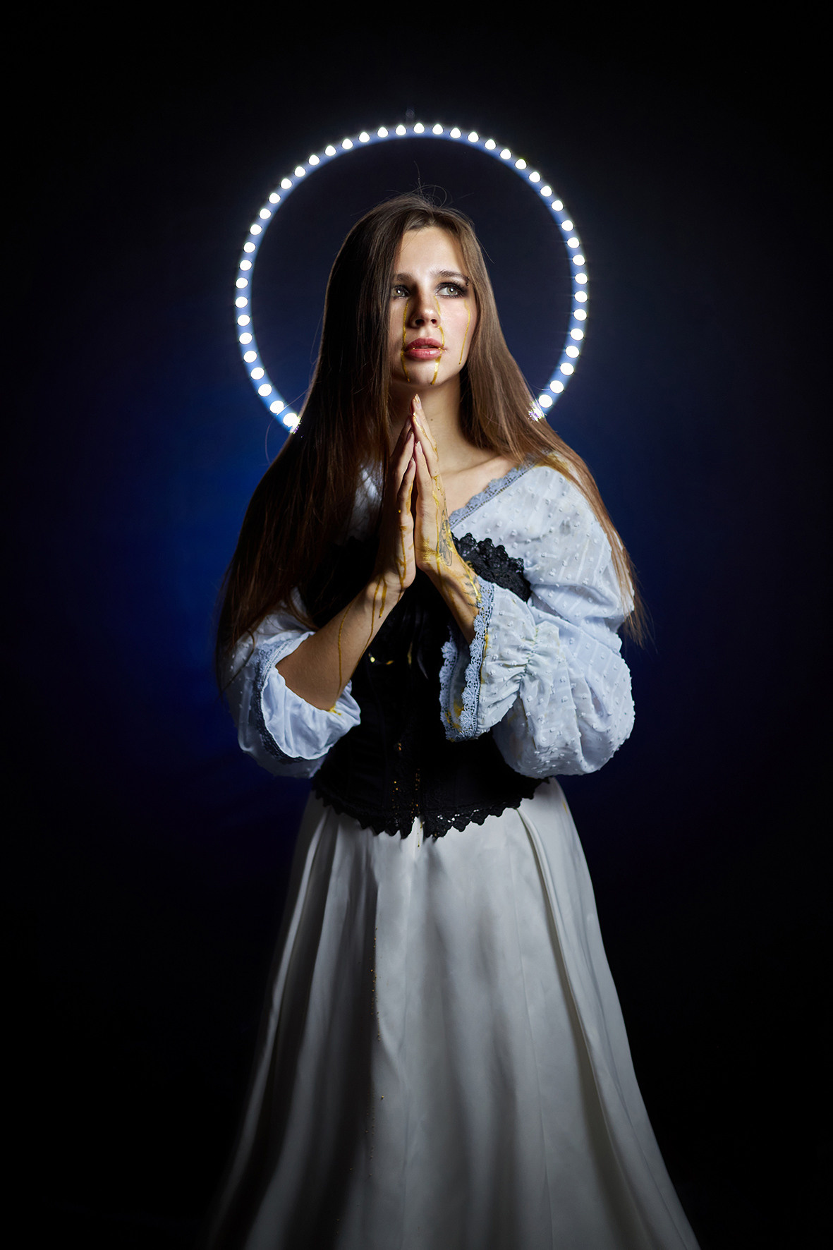 Девушка с нимбом плачет золотыми слезами. Фотограф. Тимашевск. Кубань. Краснодарский край. Москва. Фотограф в Москве.