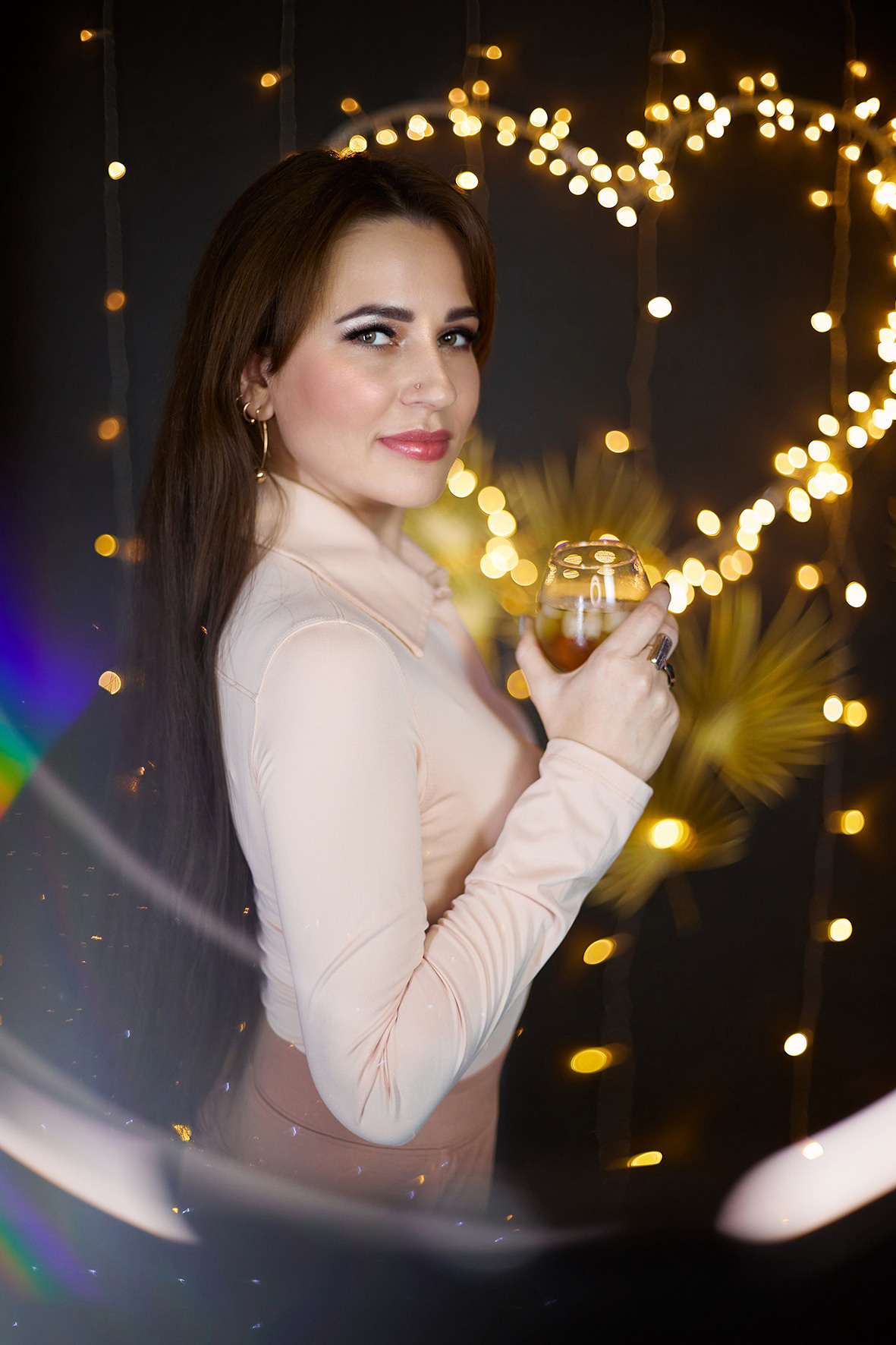 Студийный портрет девушки. Сердце из светодиодов на черном фоне. Фотограф. Тимашевск. Кубань. Краснодарский край.