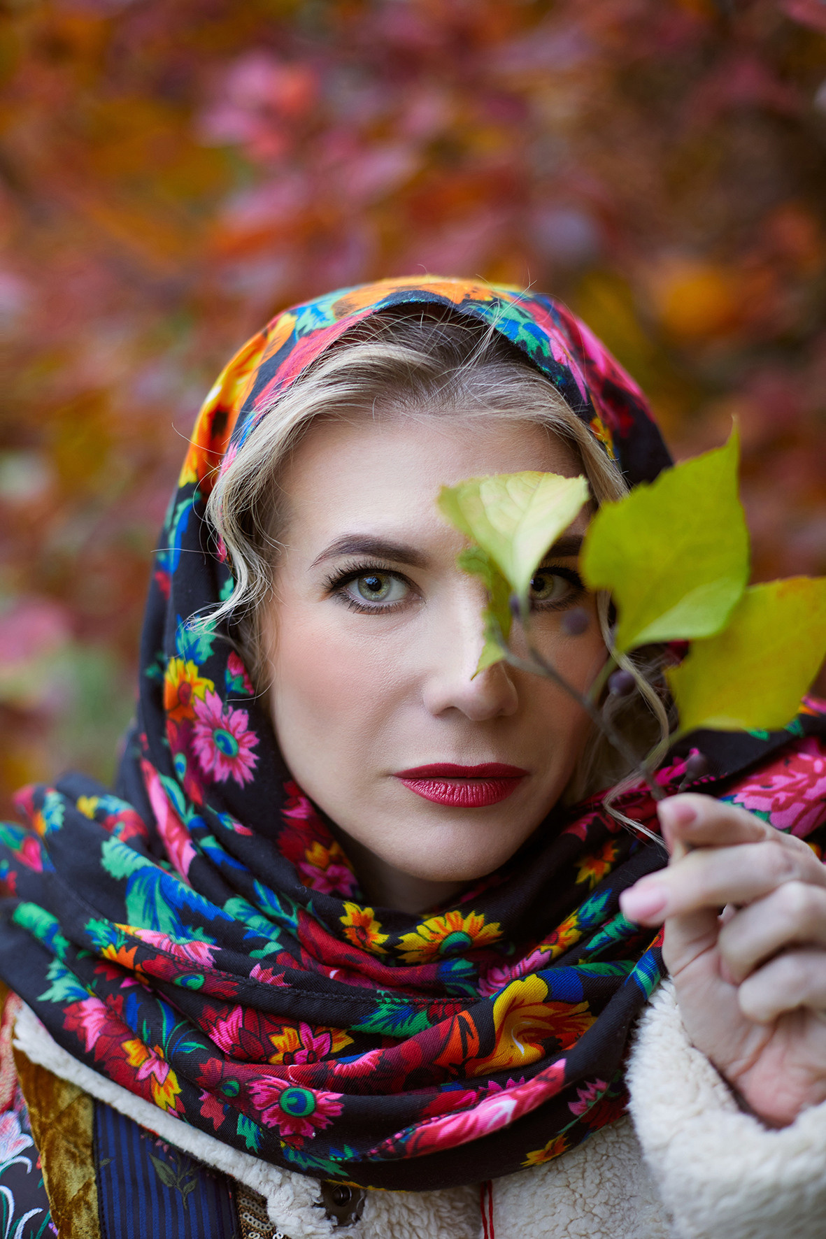 Красивая девушка в русском народном костюме в осеннем лесу. Тимашевск. Краснодарский край. Фотограф. Кубань.