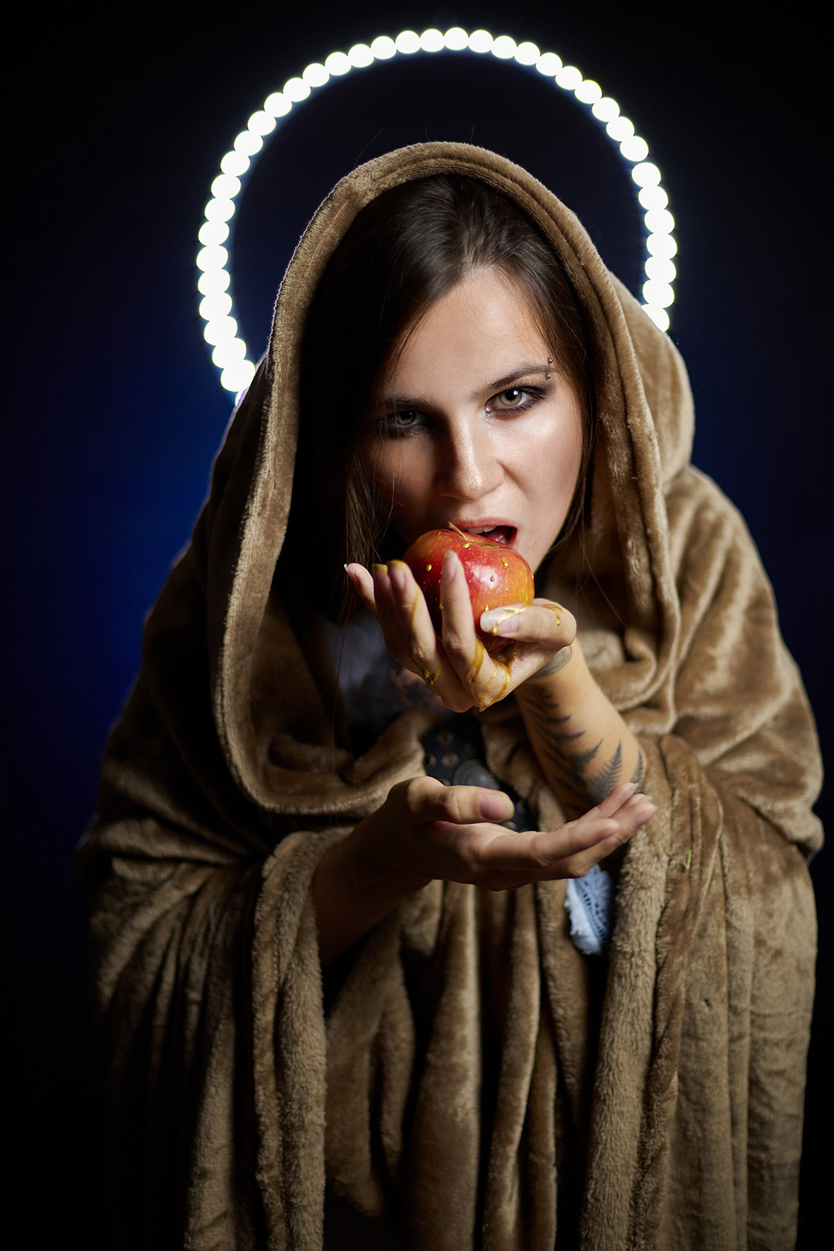 Девушка с нимбом в накидке с красным яблоком в руках. Фотограф. Тимашевск. Кубань. Краснодарский край. Москва. Фотограф в Москве.