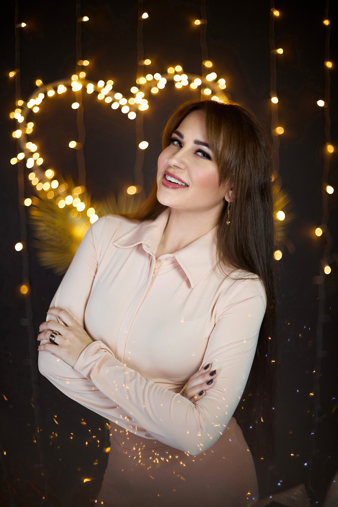 Студийный портрет девушки. Сердце из светодиодов на черном фоне. Фотограф. Тимашевск. Кубань. Краснодарский край.