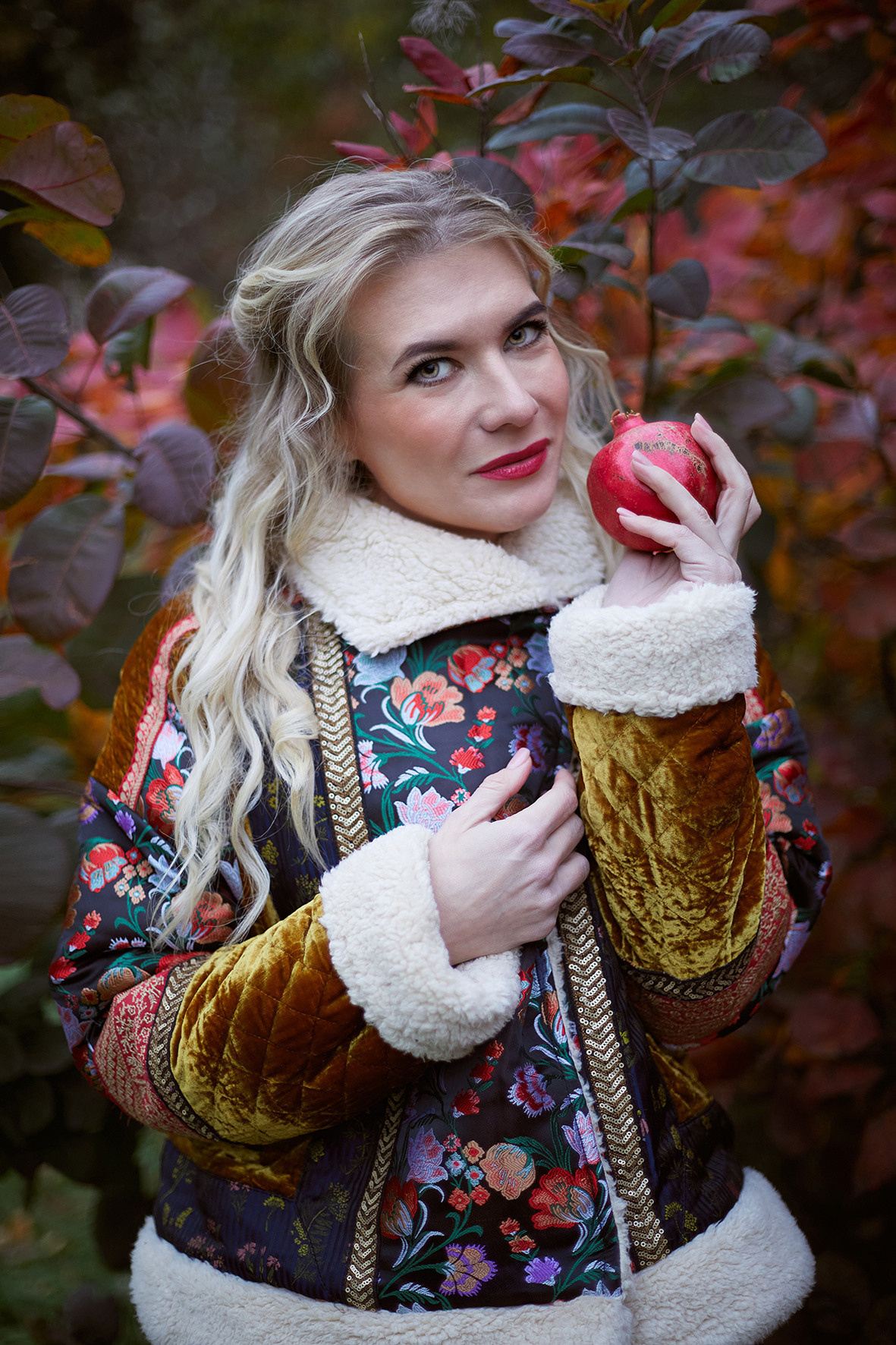Красивая девушка в русском народном костюме в осеннем лесу. Тимашевск. Краснодарский край. Фотограф. Кубань.