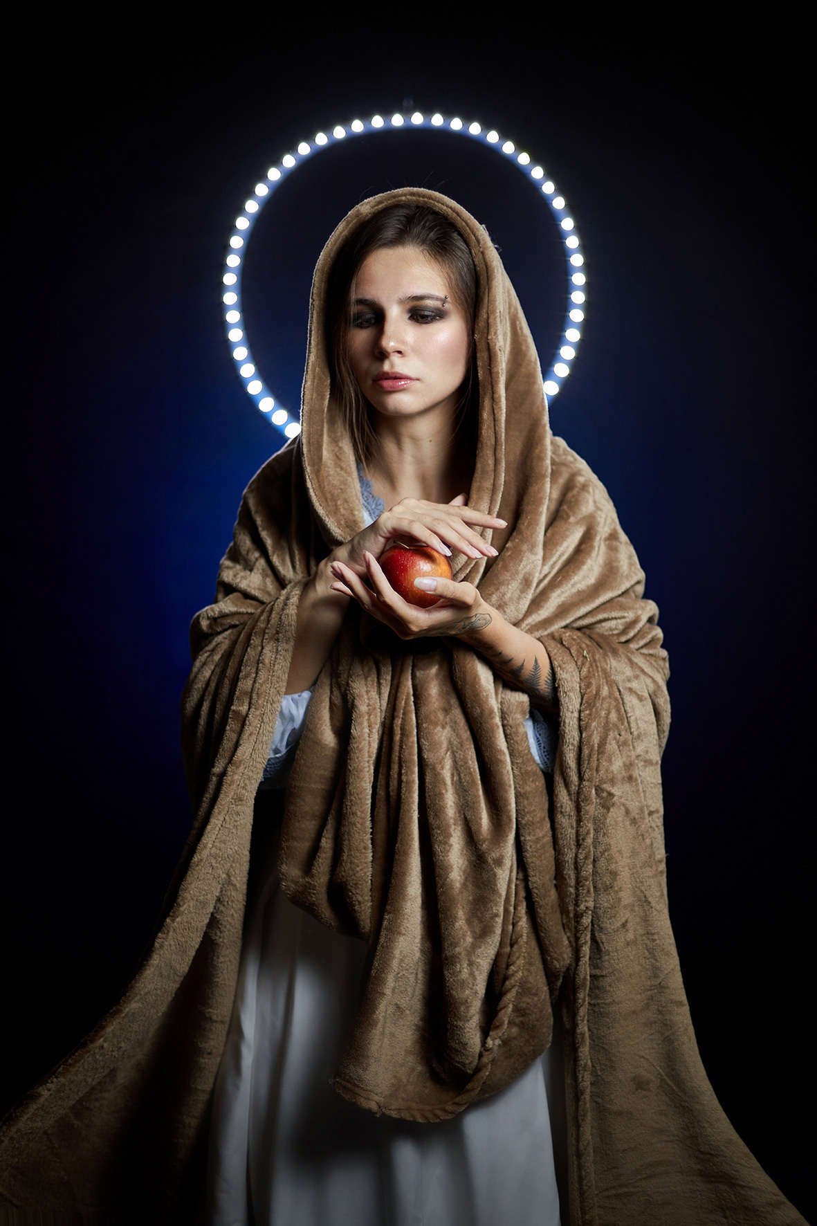 Девушка с нимбом в накидке с красным яблоком в руках. Фотограф. Тимашевск. Кубань. Краснодарский край. Москва. Фотограф в Москве.