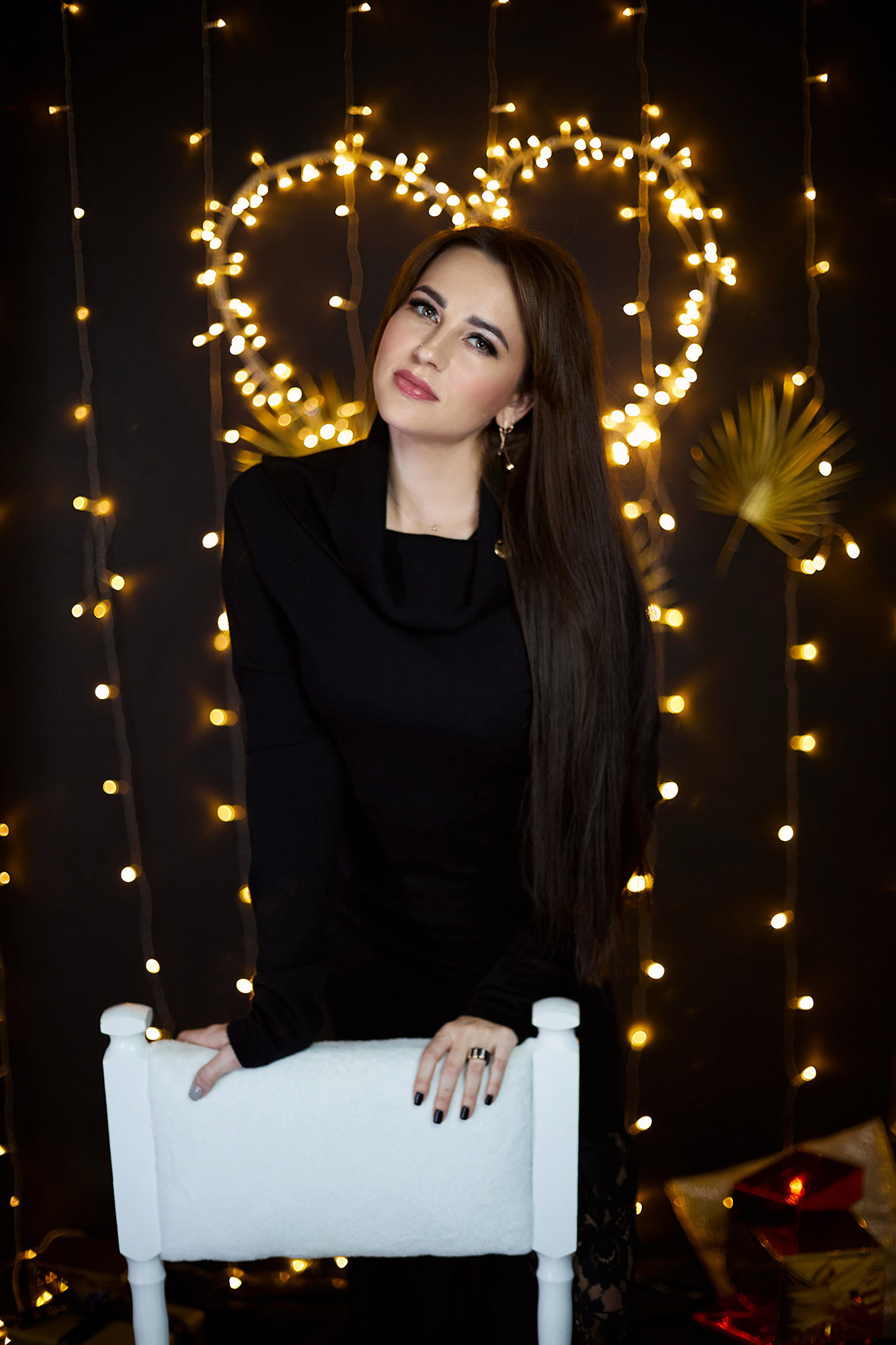 Студийный портрет девушки. Сердце из светодиодов на черном фоне. Фотограф. Тимашевск. Кубань. Краснодарский край.