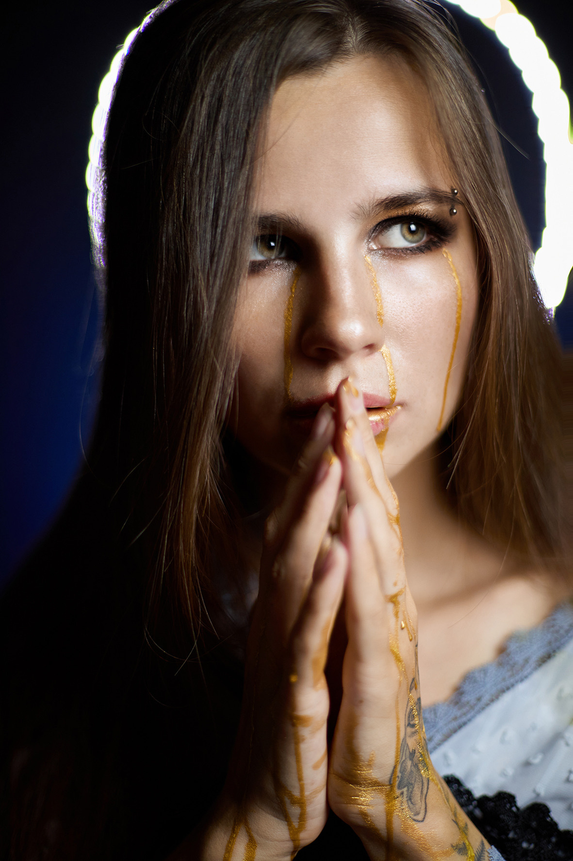 Девушка с нимбом плачет золотыми слезами. Фотограф. Тимашевск. Кубань. Краснодарский край. Москва. Фотограф в Москве.