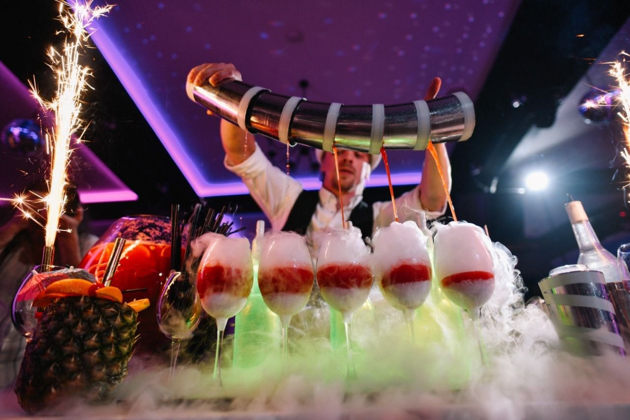 Ведущий + диджей + 1 из 8 моих услуг в подарок!