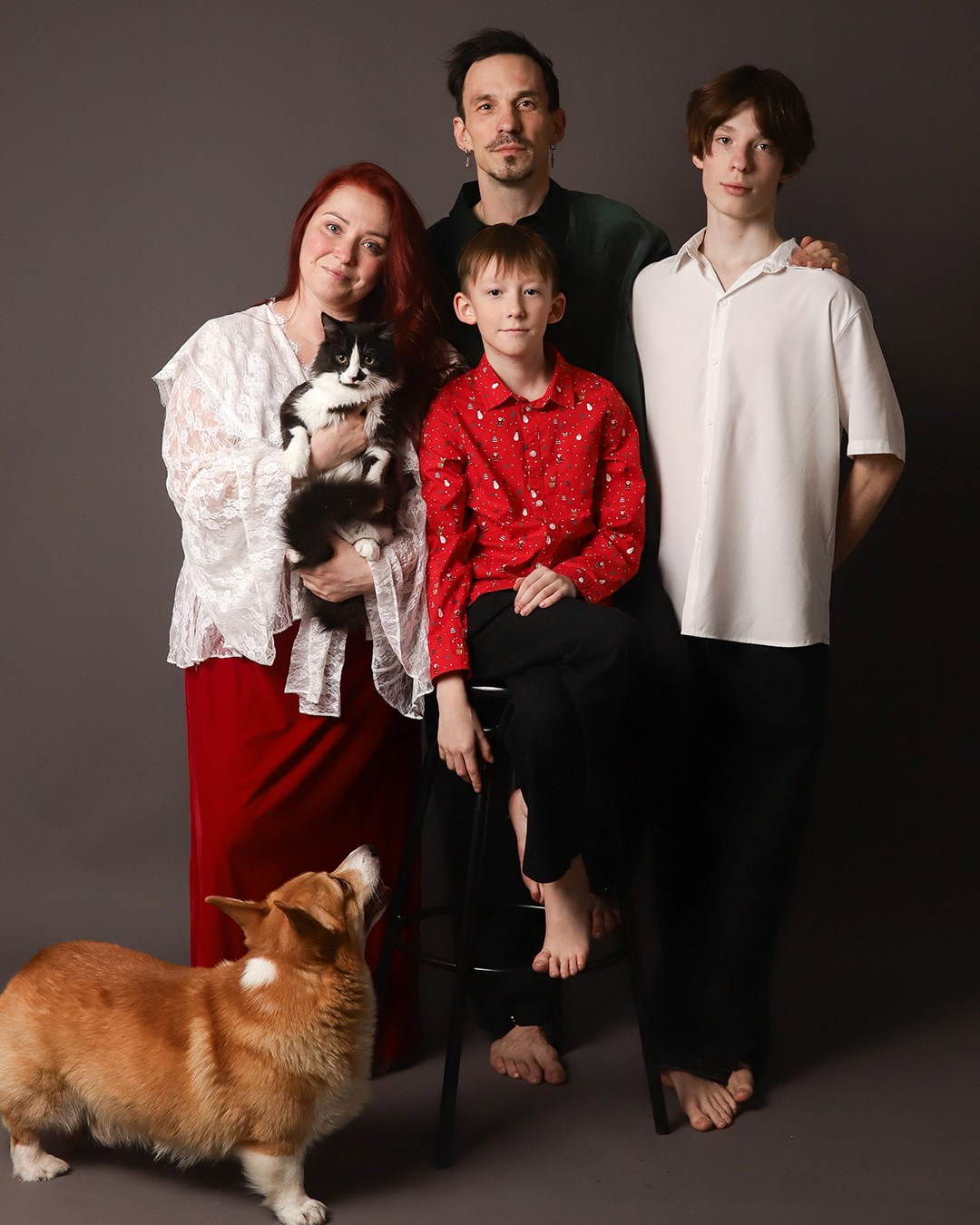 Серый фон (Ленинградская 29). Self-portrait studio in Samara