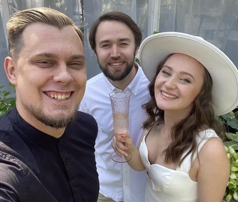 Видеограф и его пара молодожен на локации Дом у озера